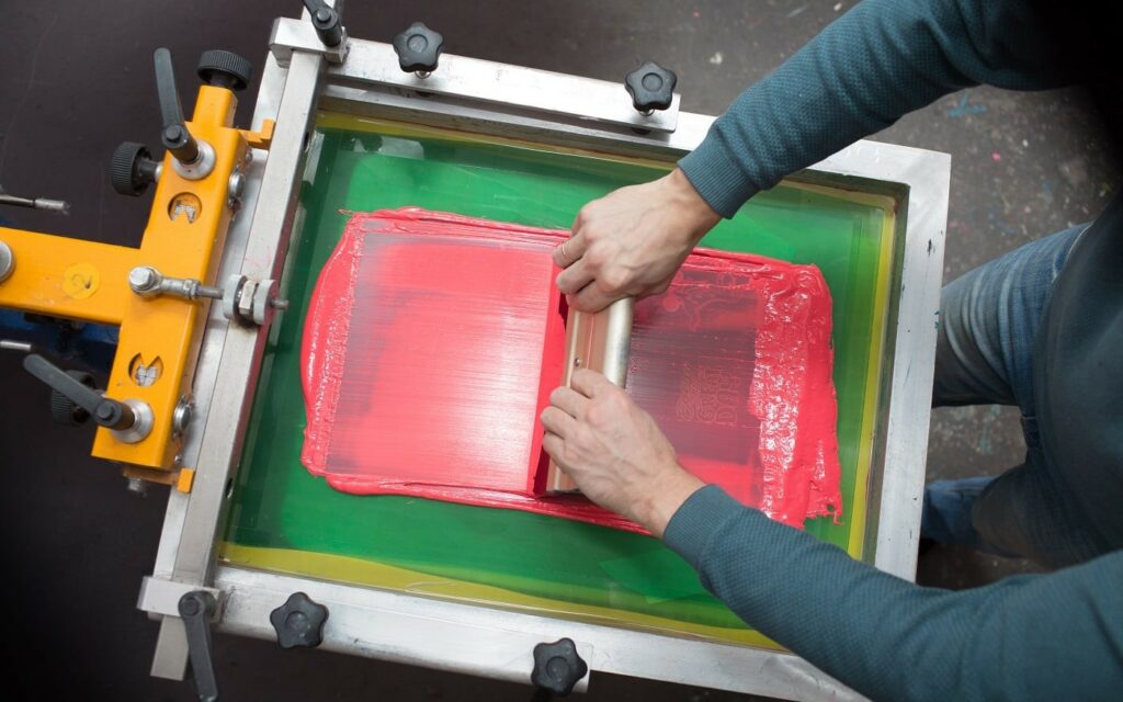 این چاپ با فشاردادن رنگ از طریق صفحه چاپ روی پارچه ایجاد می‌شود.
